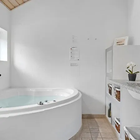 Pet Friendly In With Kitchen Holiday home