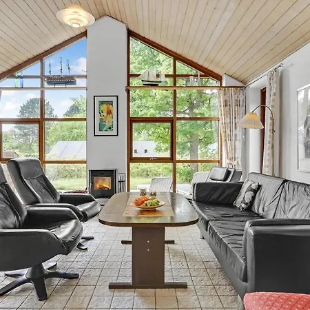 Pet Friendly In With Kitchen Holiday home