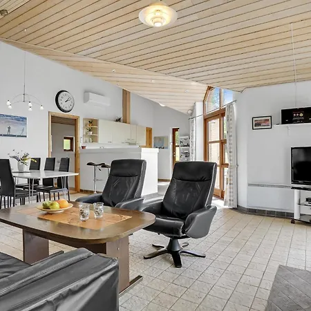 Pet Friendly In With Kitchen Holiday home
